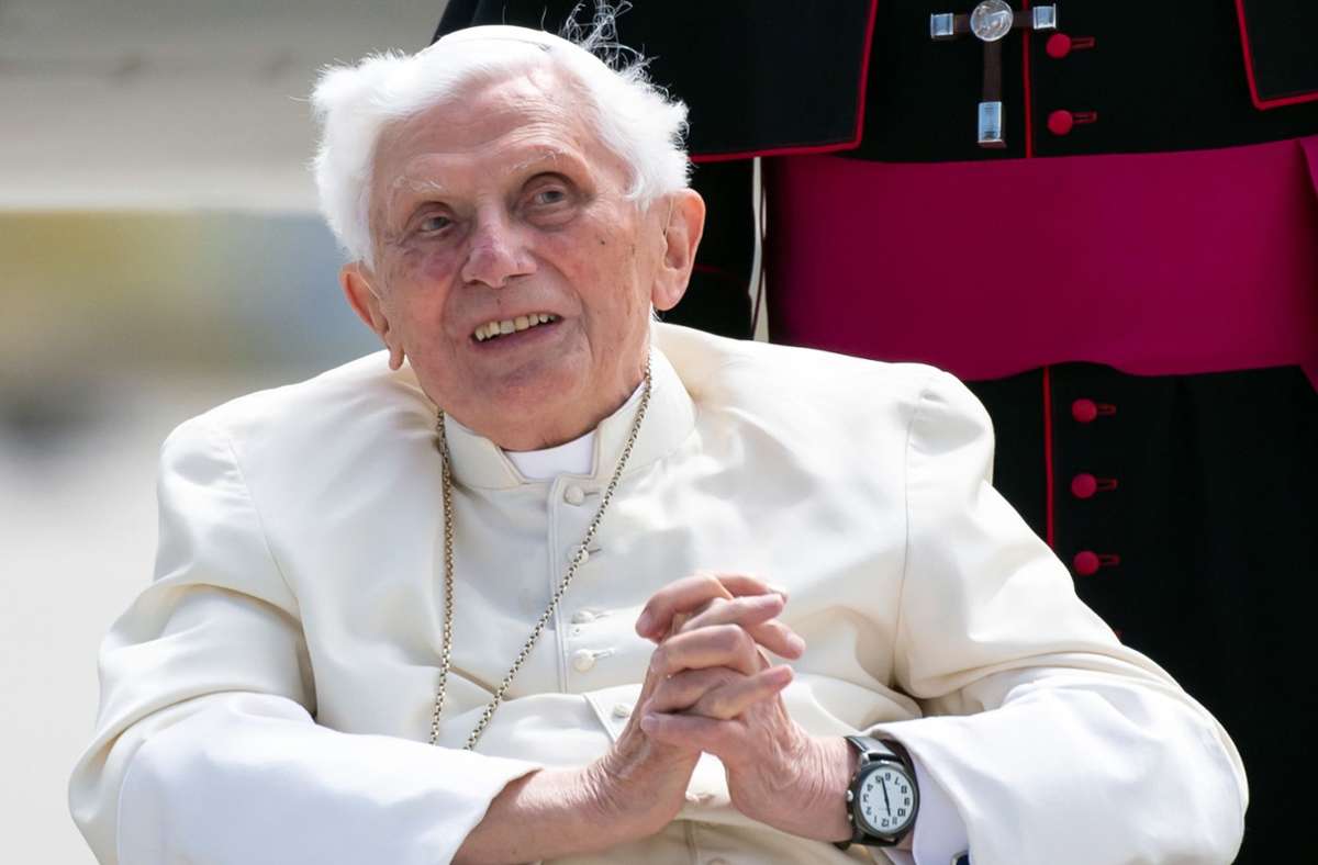 Der emeritierte Papst Benedikt XVI. kommt nach seinem Besuch in der Heimat zu seinem Rückflug in den Vatikan am Flughafen München an.