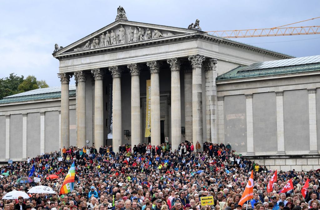In ihrem Demonstrationsaufruf warfen die Veranstalter namentlich CSU-Chef Horst Seehofer, Bayerns Ministerpräsident Markus Söder ...