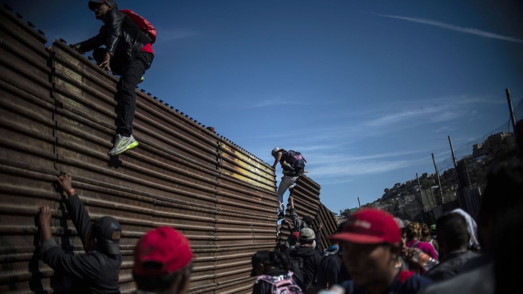 Tijuana: Hunderte Migranten stürmen Grenze zwischen Mexiko und den USA