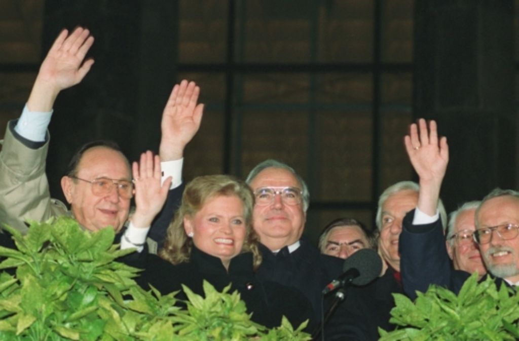 Am 3. Oktober 1990 jubelte Genscher (l.) mit Helmut Kohl (3.v.l.) über die deutsche Wiedervereinigung.