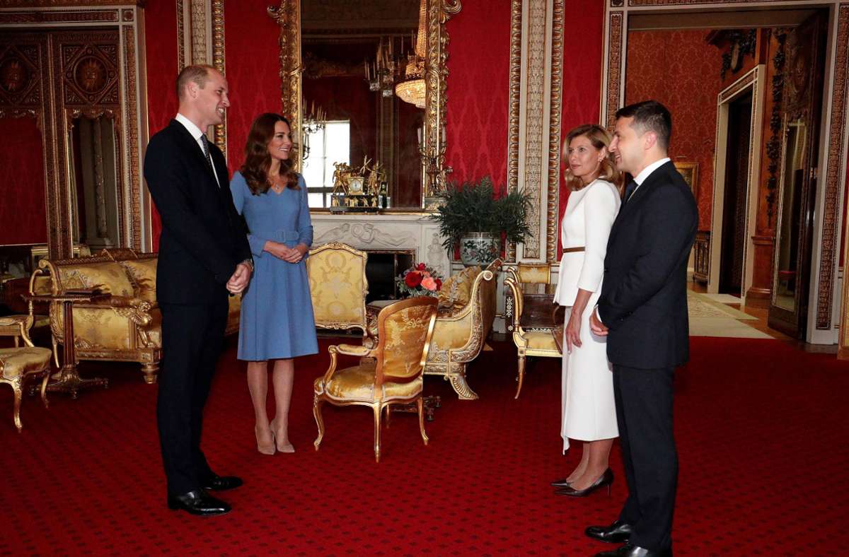 Selenska begleitete ihren Mann auch bei seinen Reisen: 2020 trafen sie im Buckingham Palace mit Prinz William und Herzogin Kate zusammen, ...