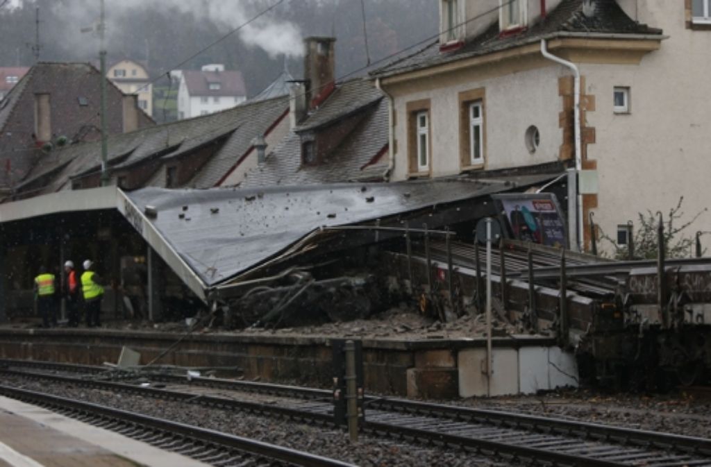 Der Bahnhof Feuerbach ist schwer beschädigt worden.