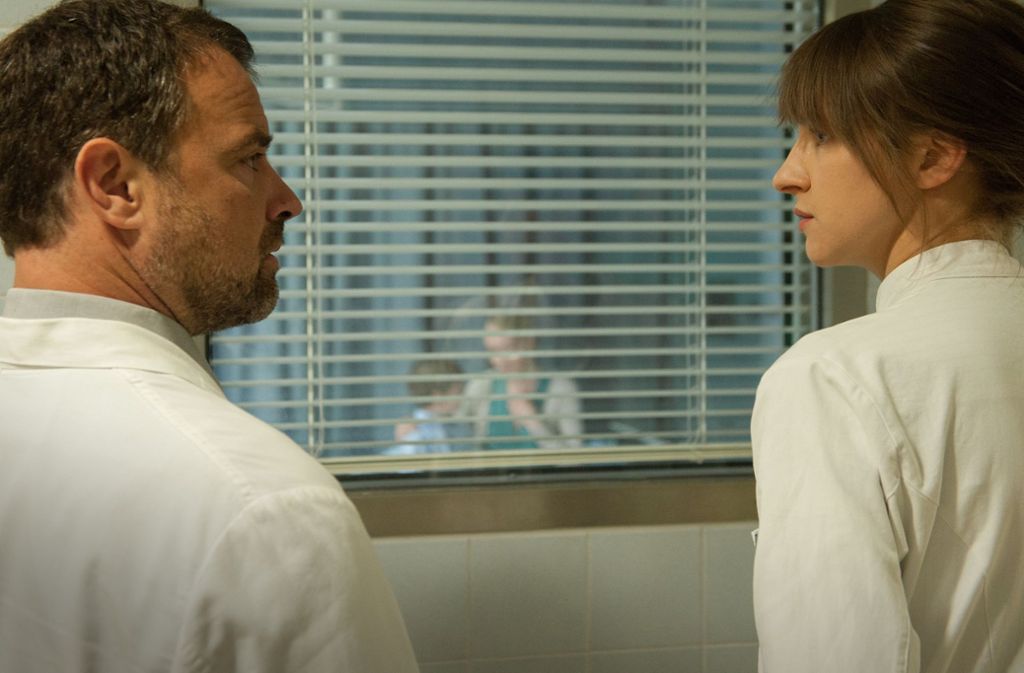 Rechtsmediziner Professor Bremer (Juergen Maurer) und die junge Ärztin Jana (Natalia Belitski) sehen viele misshandelte Kinder.
