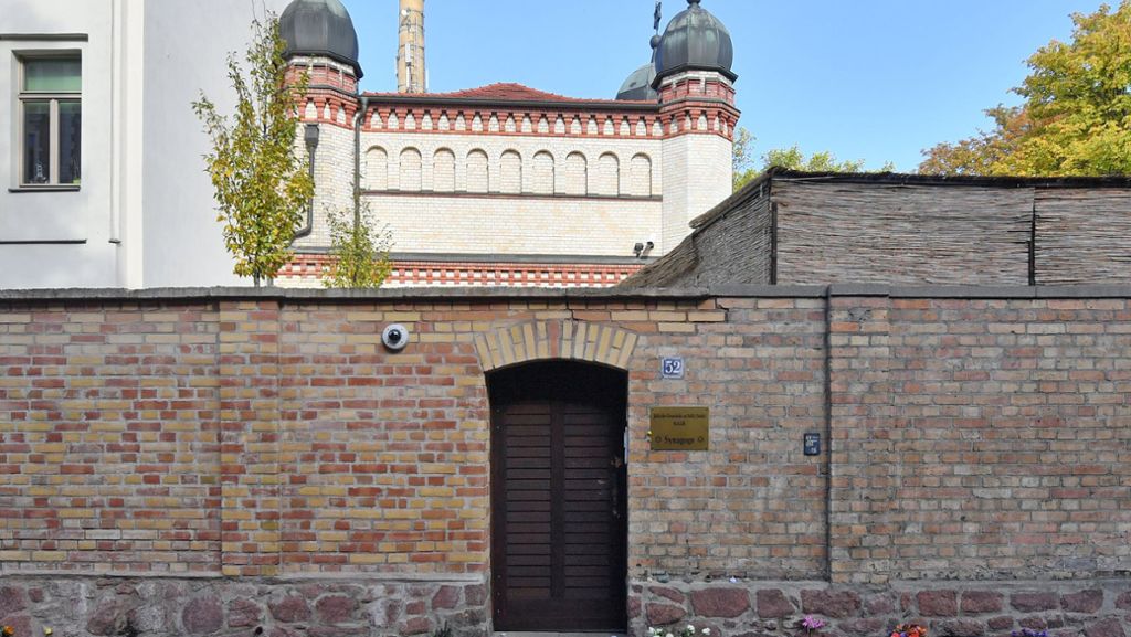  Der Attentäter hatte sie im Oktober nicht überwinden können: Die Tür der Synagoge in Halle wird im Zuge eines künstlerischen Projekts zum Mahnmal. 