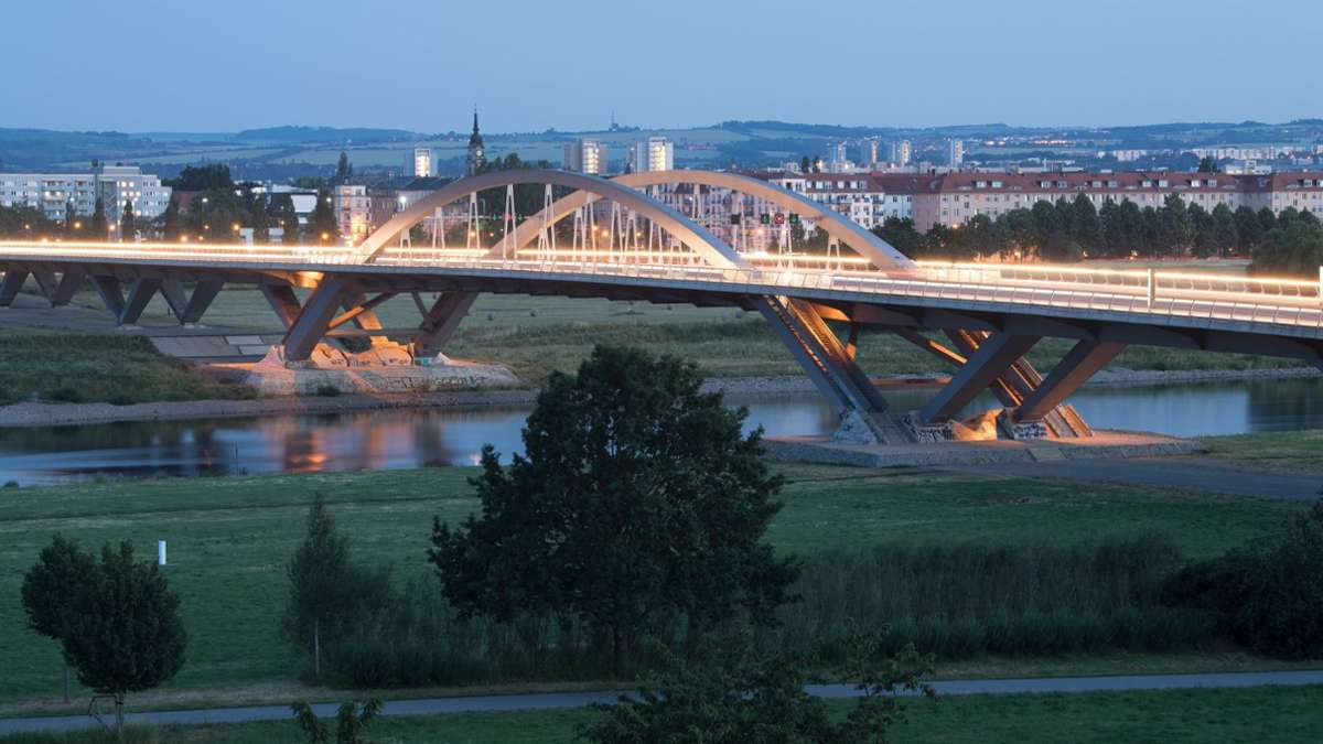 Dresden: Mädchen klettern auf Bogen der Waldschlößchenbrücke