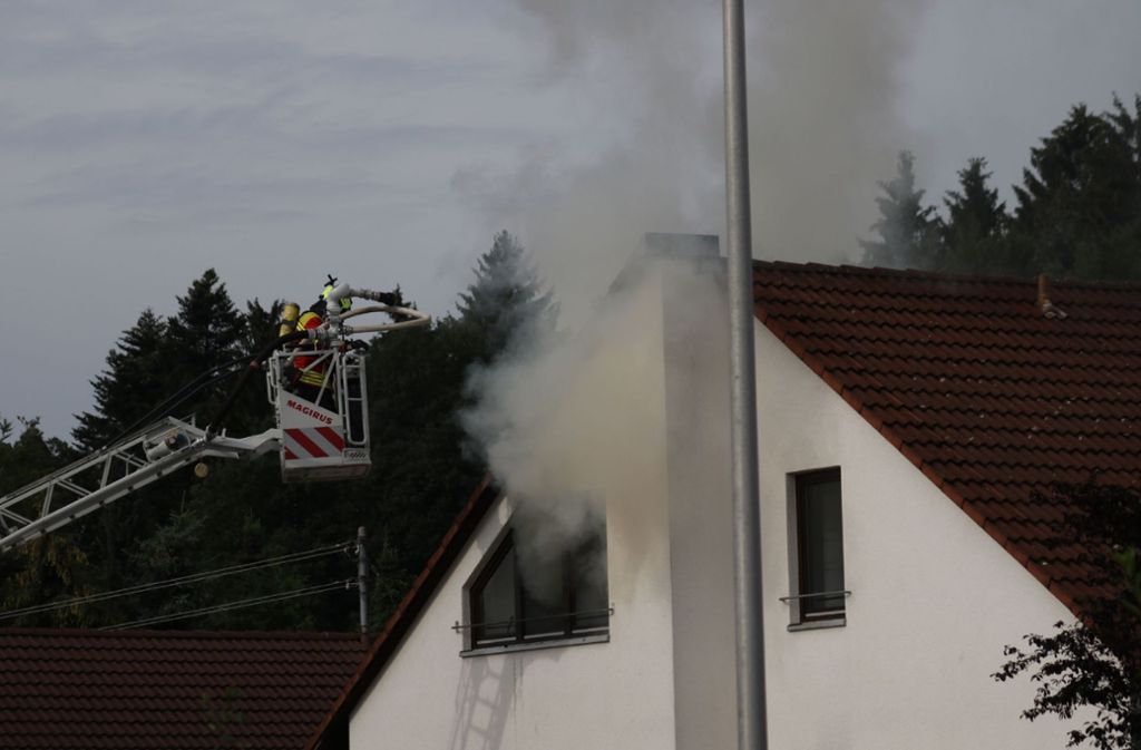 Die Feuerwehr löschte das Feuer in der Dachgeschosswohnung.