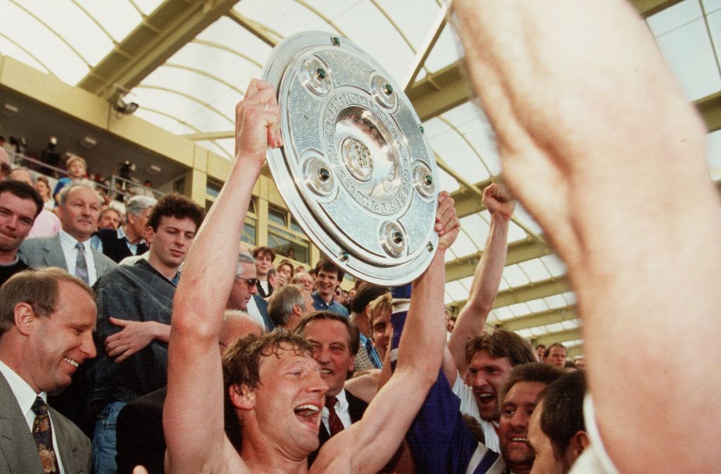 ... und reckte die Meisterschale in die Höhe. Somit war der VfB Stuttgart zum vierten Mal Deutscher Meister.