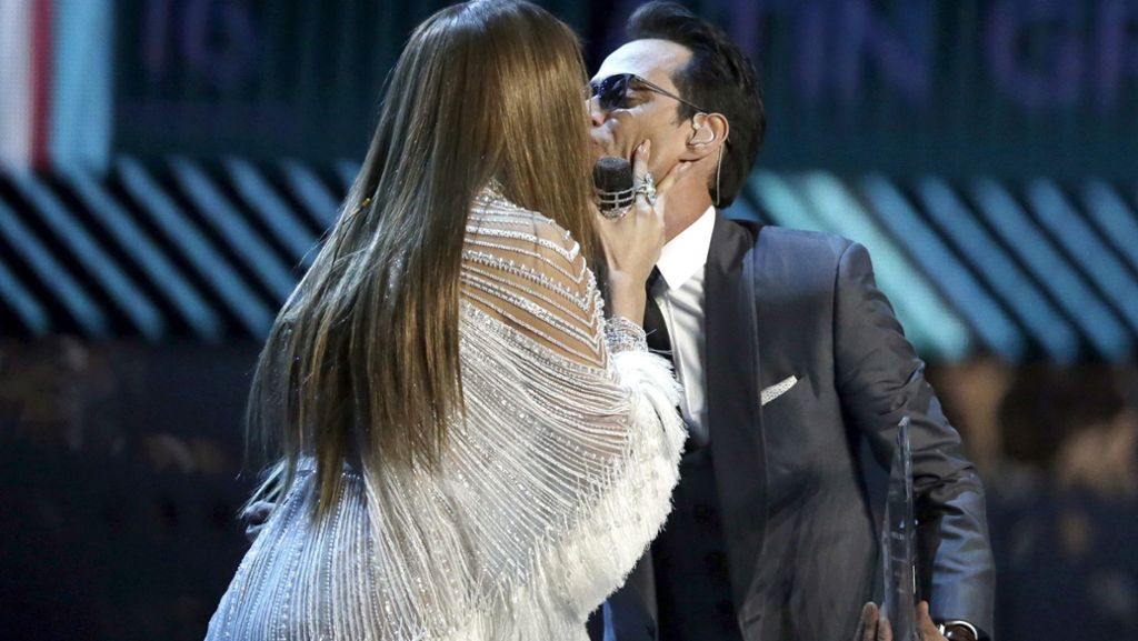 Bei der Verleihung der Latin Grammy Awards hat Jennifer Lopez für eine Überraschung gesorgt. Nicht nur sang sie mit ihrem Ex Marc Anthony, sie lobte ihn auch über den grünen Klee und gab ihm ein Küsschen. 