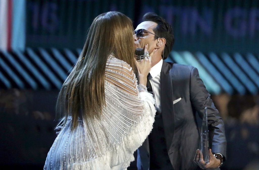 Bussi für den Ex-Mann: Jennifer Lopez herzt bei den Latin Grammy Awards Marc Anthony.