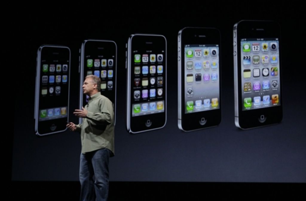 Marketing-Chef Phil Schiller beschreibt die Entwicklung des iPhones seit der ersten Generation.