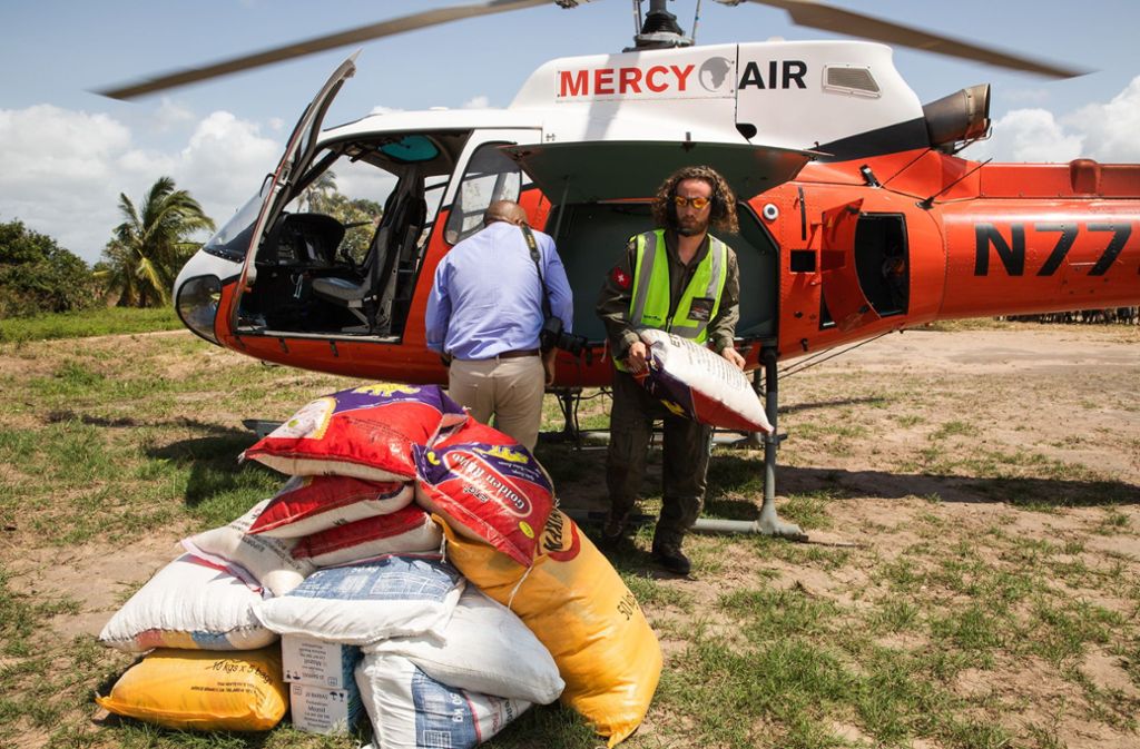 Zu den Aufgaben gehört es, Hilfsgüter in ansonsten unerreichbare Dörfer zu fliegen.