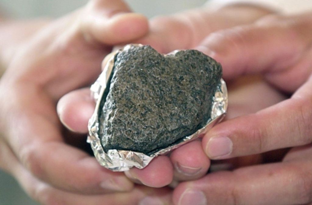 2001: Beim Meteorit Sayh al Uhaymir 094 handelt es sich um ein 223 Gramm schweres Gesteinsstück, das am 8. Februar 2001 im Oman gefunden wurde.