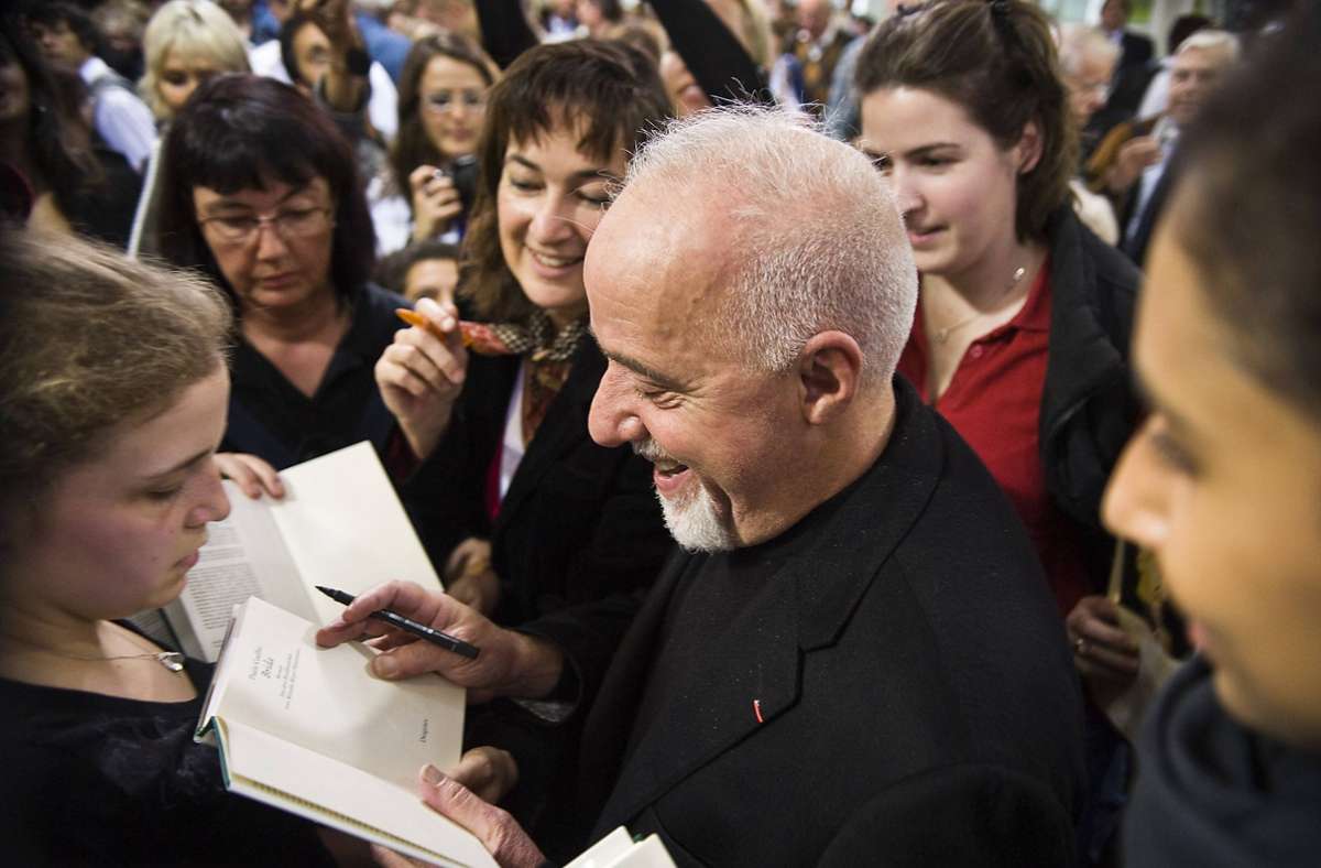Paulo Coelho 2008 auf der Frankfurter Buchmesse, umringt von Autogrammjägern
