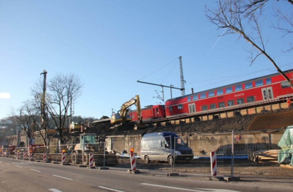Am Bahnhof Feuerbach wird  eines der  Umfahrungsgleise gebaut. Foto: Georg Friedel