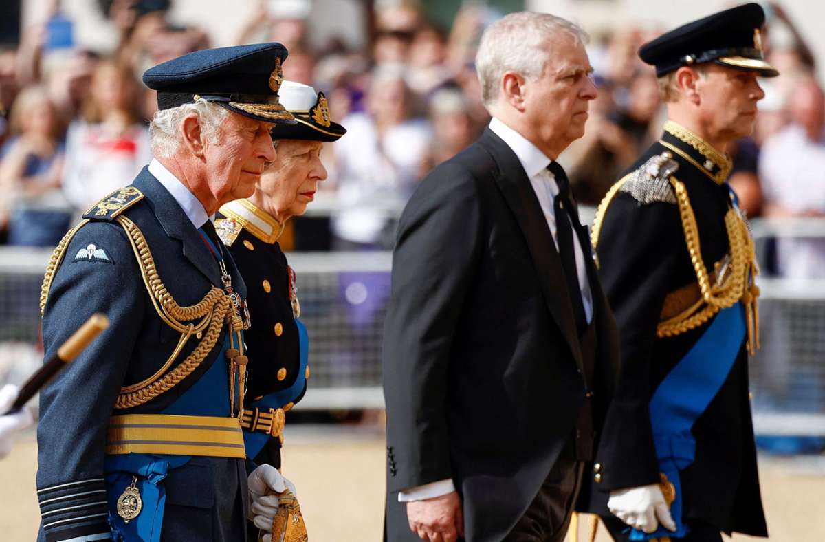 Charles, Anne, Andrew und Edward – alle vier Kinder begleiteten den Sarg ihrer Mutter vom Buckingham Palace zur Westminster Hall.
