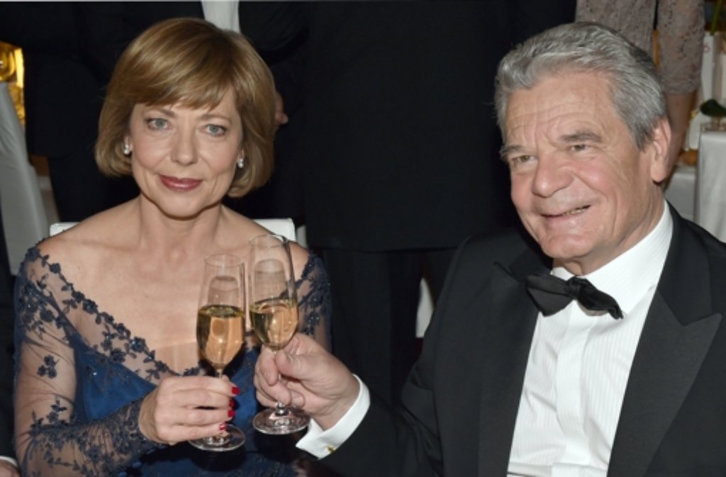 Bundespräsident Joachim Gauck und seine Lebensgefährtin Daniela Schadt stoßen auf den erfolgreichen Auftakt zum Bundespresseball an.