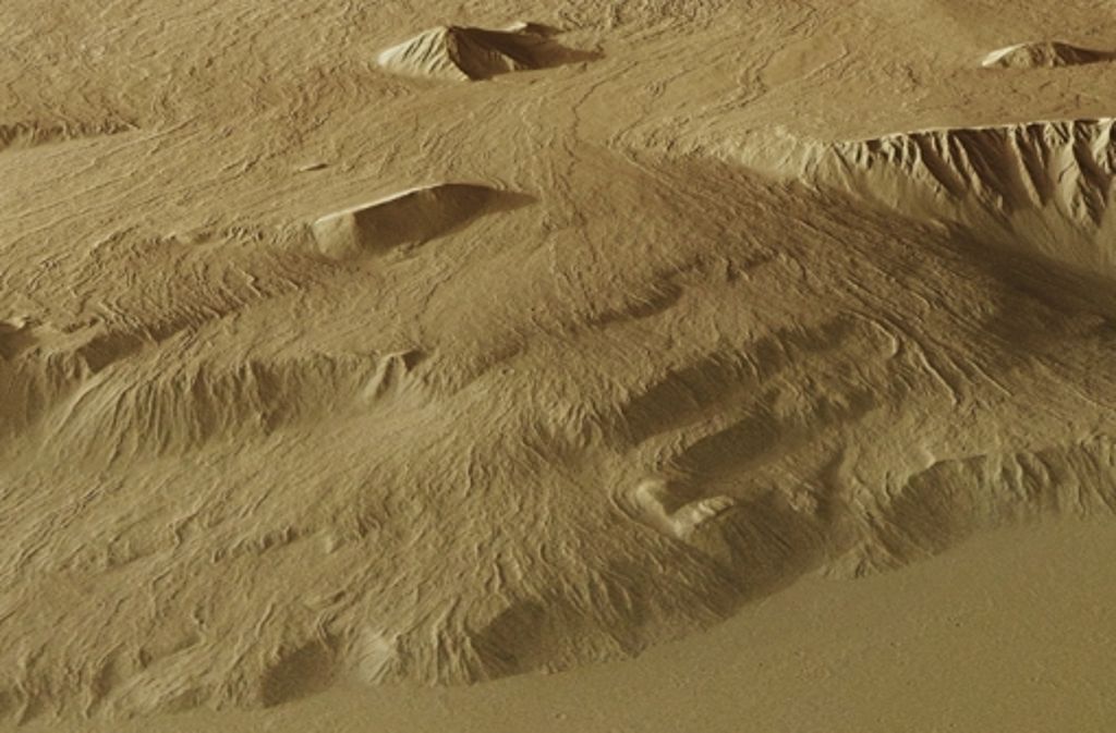 Der Vulkan Olympus Mons auf dem Mars ist mit einer Höhe von mehr als 20 Kilometern der höchste bekannte Berg im Sonnensystem. Im Bild ist seine mehrere kilometerhohe Flanke zu sehen, an der einst Lavaströme herabflossen.