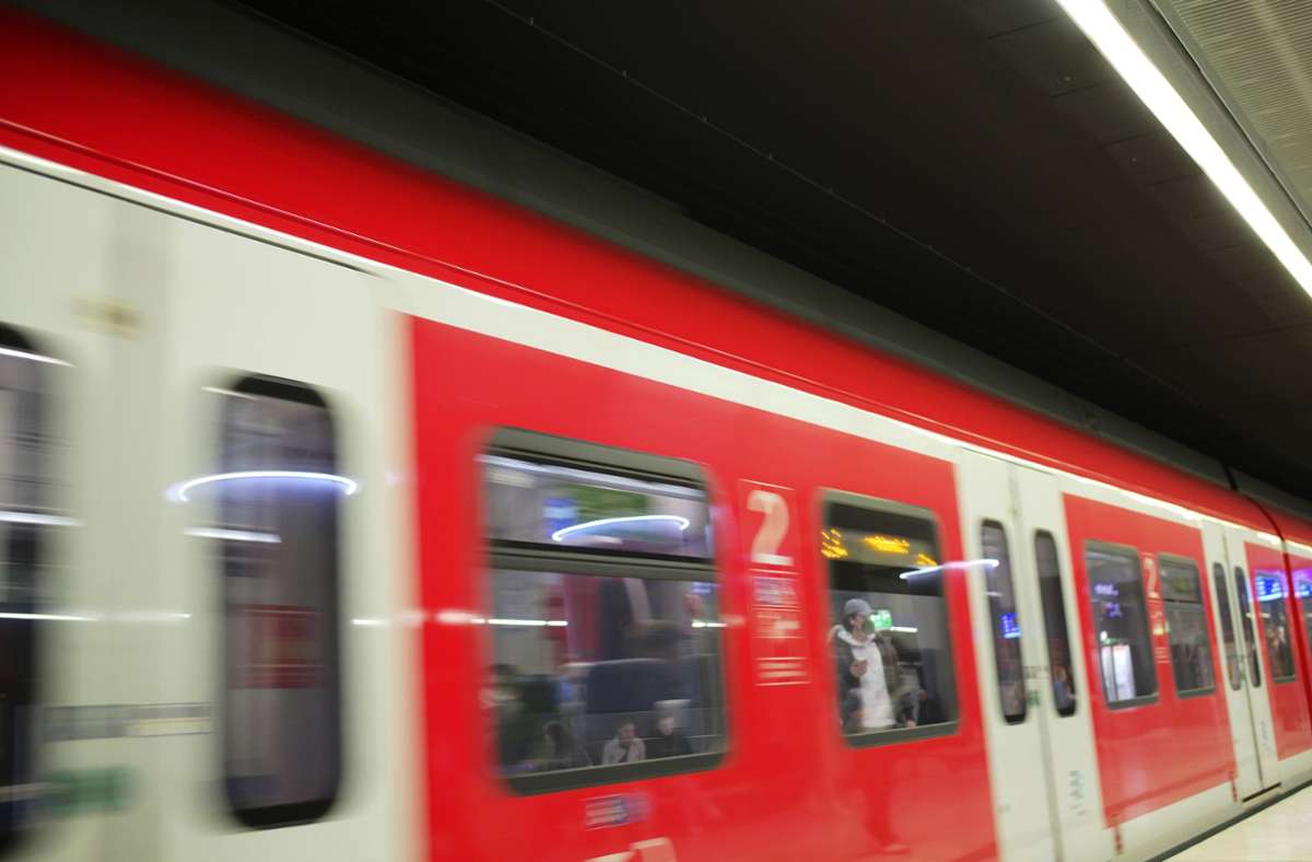 Ein betrunkener eskaliert in der S-Bahn der Linie S1 in Richtung Schorndorf. Foto: IMAGO/Michael Weber/IMAGO/Michael Weber IMAGEPOWER