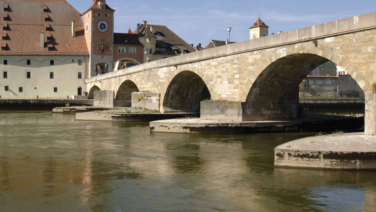 Regensburg: Mann stößt anderen von Brücke – schwer verletzt