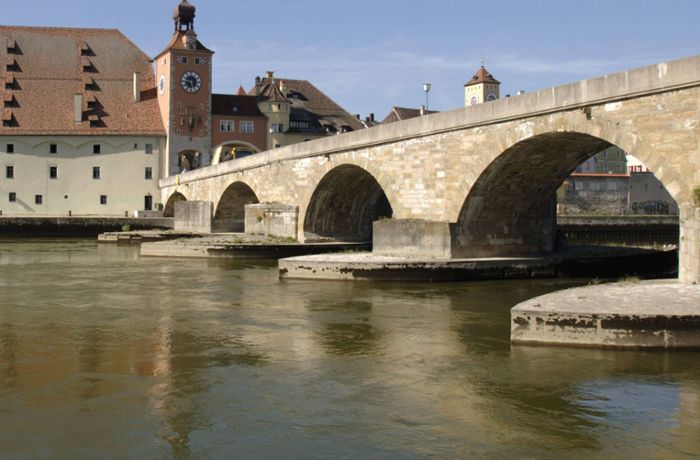 Regensburg: Mann stößt anderen von Brücke – schwer verletzt