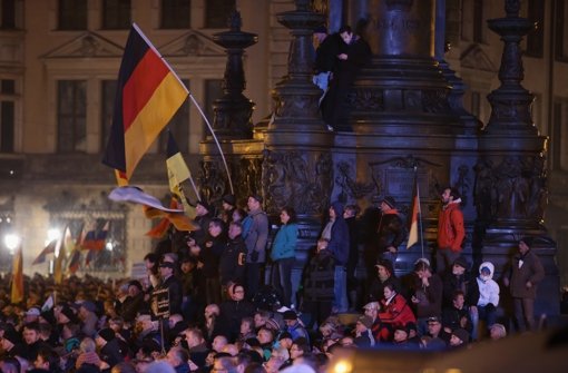 Mehr als zehntausend Pegida-Anhänger treffen in Dresden auf  ungefähr genauso viele Gegen-demonstranten. Weitere Bilder von den Demonstrationen zeigen wir in der folgenden Fotostrecke. Foto: Getty