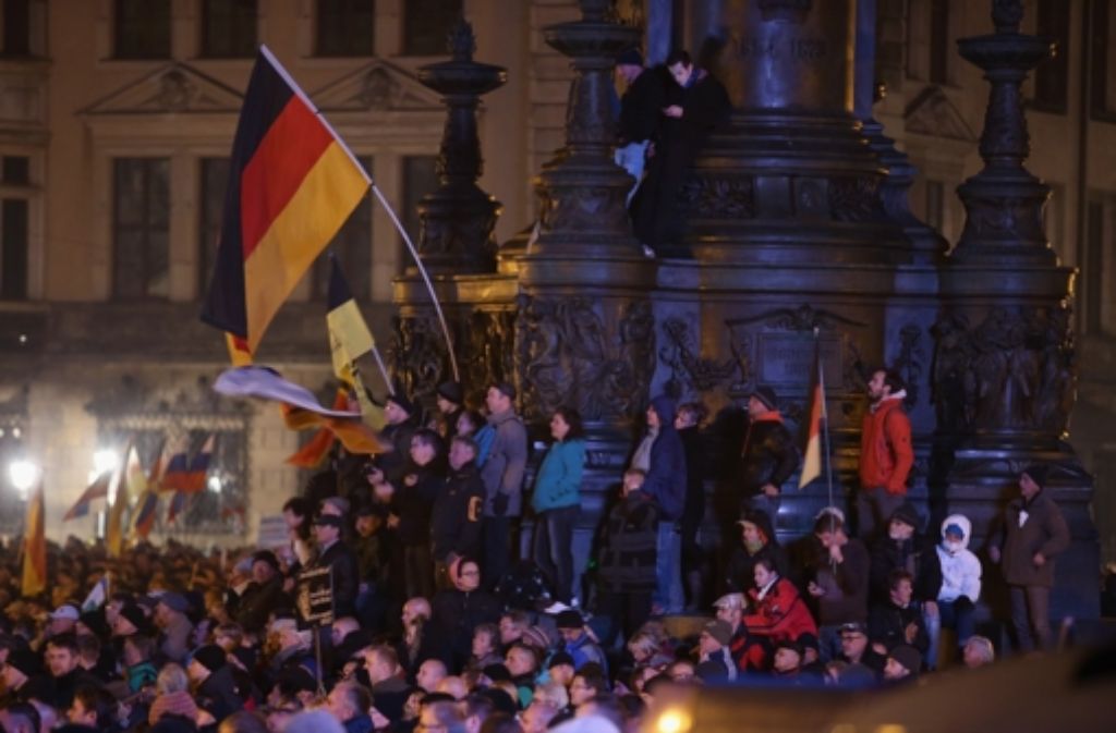 Mehr als zehntausend Pegida-Anhänger treffen in Dresden auf ungefähr genauso viele Gegen-demonstranten. Weitere Bilder von den Demonstrationen zeigen wir in der folgenden Fotostrecke.