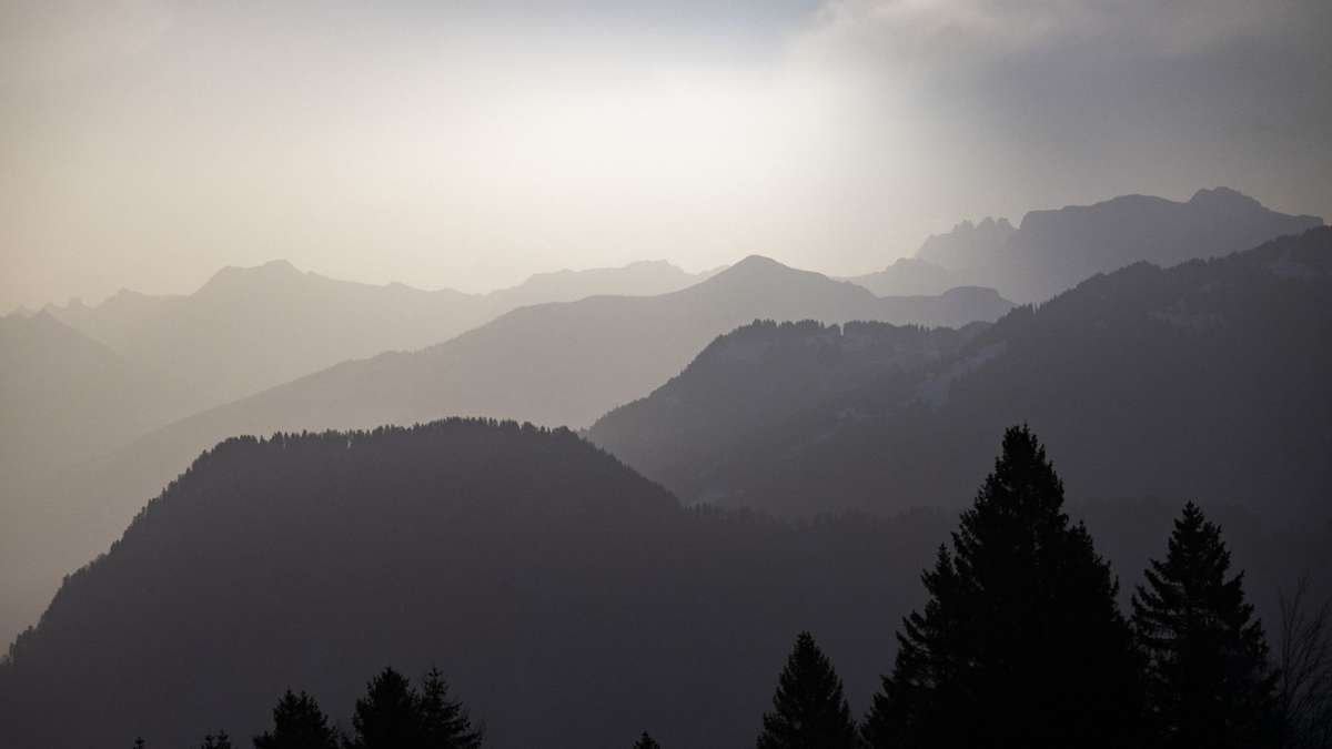 Die Wüste in den Bergen: Saharastaub trübt in der Schweiz den Himmel über den Bergen bei starkem Föhn.