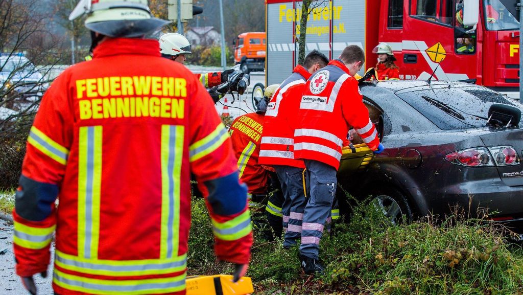 Schwerer Unfall in Benningen: Großer Feuerwehreinsatz: Eingeklemmter gerettet