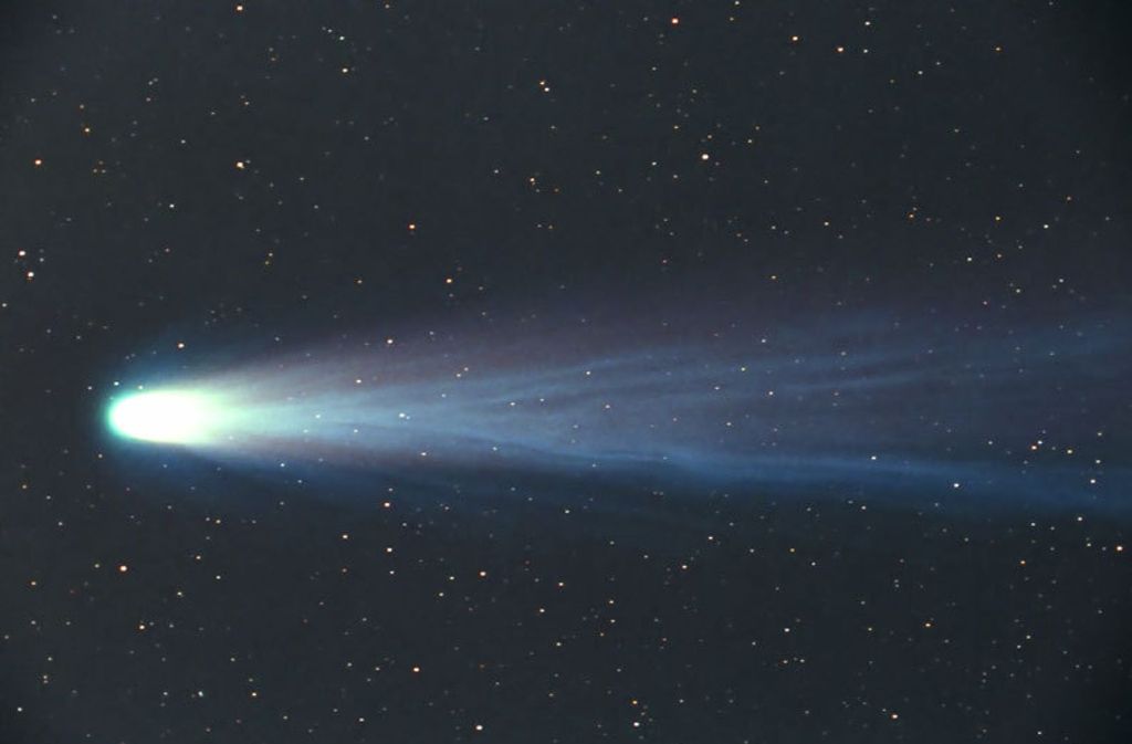 Der Komet Hyakutake war im Frühjahr 1996 in der Nähe der Erde. Auffällig ist der viele Millionen Kilometer lange Gas- und Staubschweif.