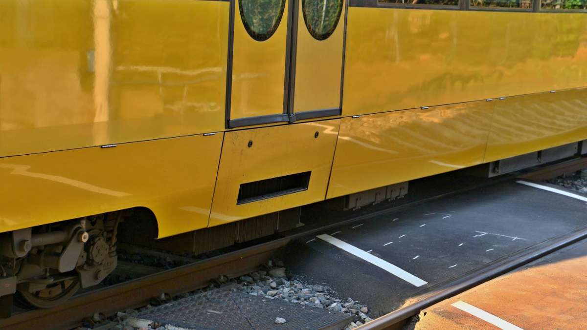 Stadtbahnunfall in Stuttgart-Mühlhausen: Mit Fuß zwischen Zug und Bahnsteig geraten – Mann schwer verletzt