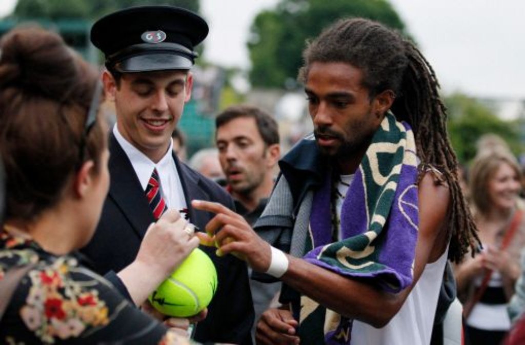 Bye bye, Dreadlock-Dustin! Dustin Brown verpasst in Wimbledon den Einzug ins Achtelfinale. Das britische Publikum wird den lässigen Deutsch-Jamaikaner mit der unorthodoxen Spielweise vermissen. Foto: AP/dpa