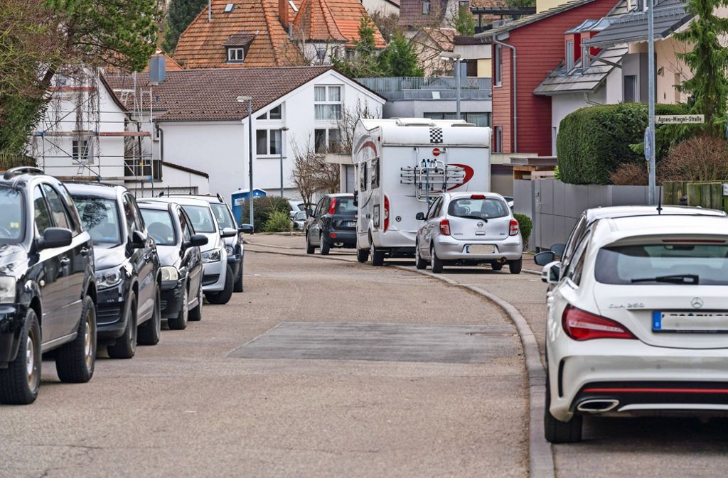 Ein gewohntes Bild: Viele parkende Autos im Bereich der Goethe-, Annette-Kolb-, Herder- und Agnes-Miegel-Straße. Foto: factum/Weise