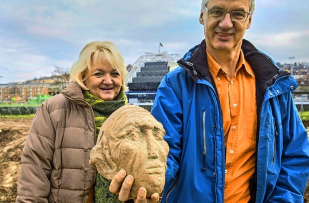 Die Archäologin Susanne Arnold und der Bodenkundler Andreas Lehmann präsentieren den 2012 gefundenen Sandsteinkopf