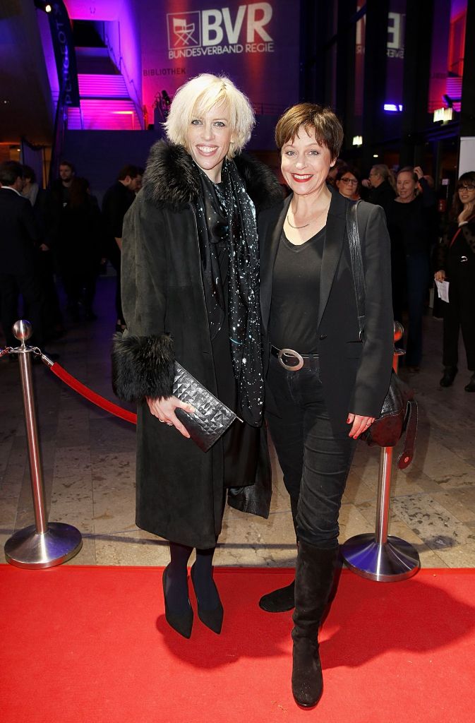 Katja Eichinger (Ehefrau von Regisseur Bernd Eichinger) und Jule Ronstedt (Regisseurin „Wer früher stirbt ist länger tot“) auf dem roten Teppich der Gala in München.