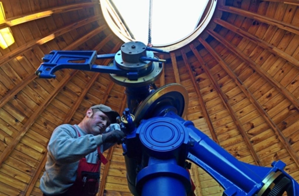Die Demontage des Teleskop-Stativs in der Kuppel der Sternwarte war gar nicht so einfach.