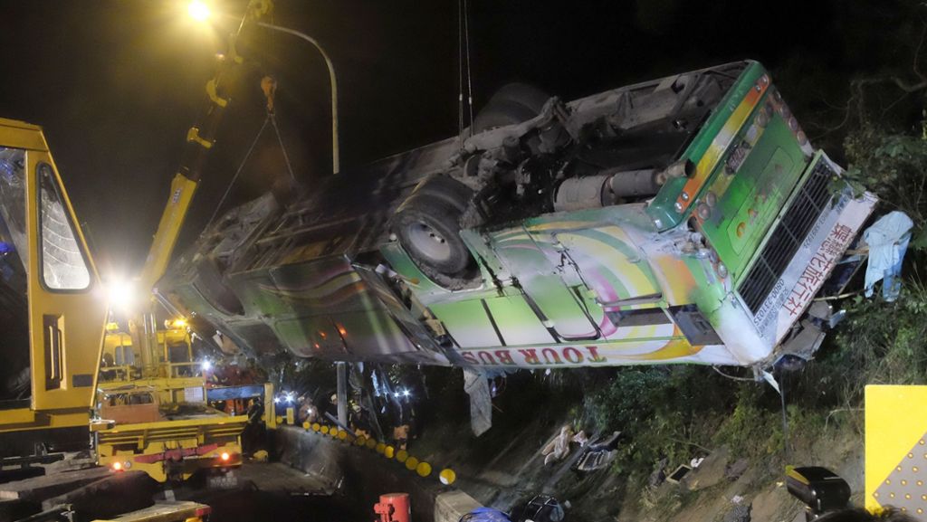  Ein Reisebus mit 44 Insassen ist in Taiwan verünglückt. Dabei sind Dutzende Menschen ums Leben gekommen. Die Touristen waren auf einem Ausflug, um blühende Kirschbäume in der Region um Taipeh zu sehen. 