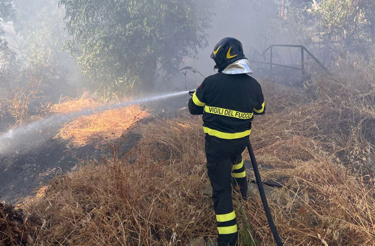 Ein Feuerwehrmann löscht einen Waldbrand nahe der Gemeinde  Vicari bei Palermo auf Sizilien. Foto: Vigili del Fuoco/dp/a