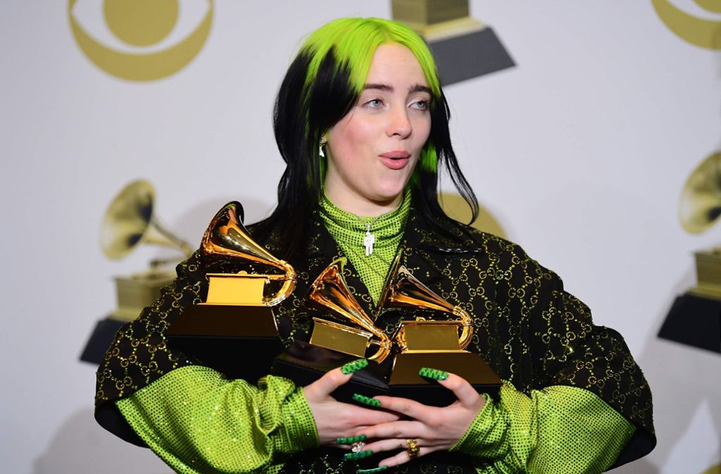 Schwer beladen: Sängerin Billie Eilish bei den Grammys.