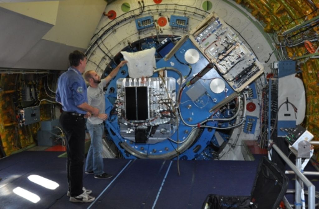 Der deutsche Sofia-Chef Alfred Krabbe (links) inspiziert das am Teleskop angebrachte Infrarot-Analyse-Instrument FIFI-LS.
