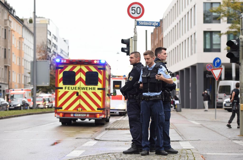 Ein Mann hatte in München am Samstamorgen mehrere Menschen mit einem Messer angegriffen.