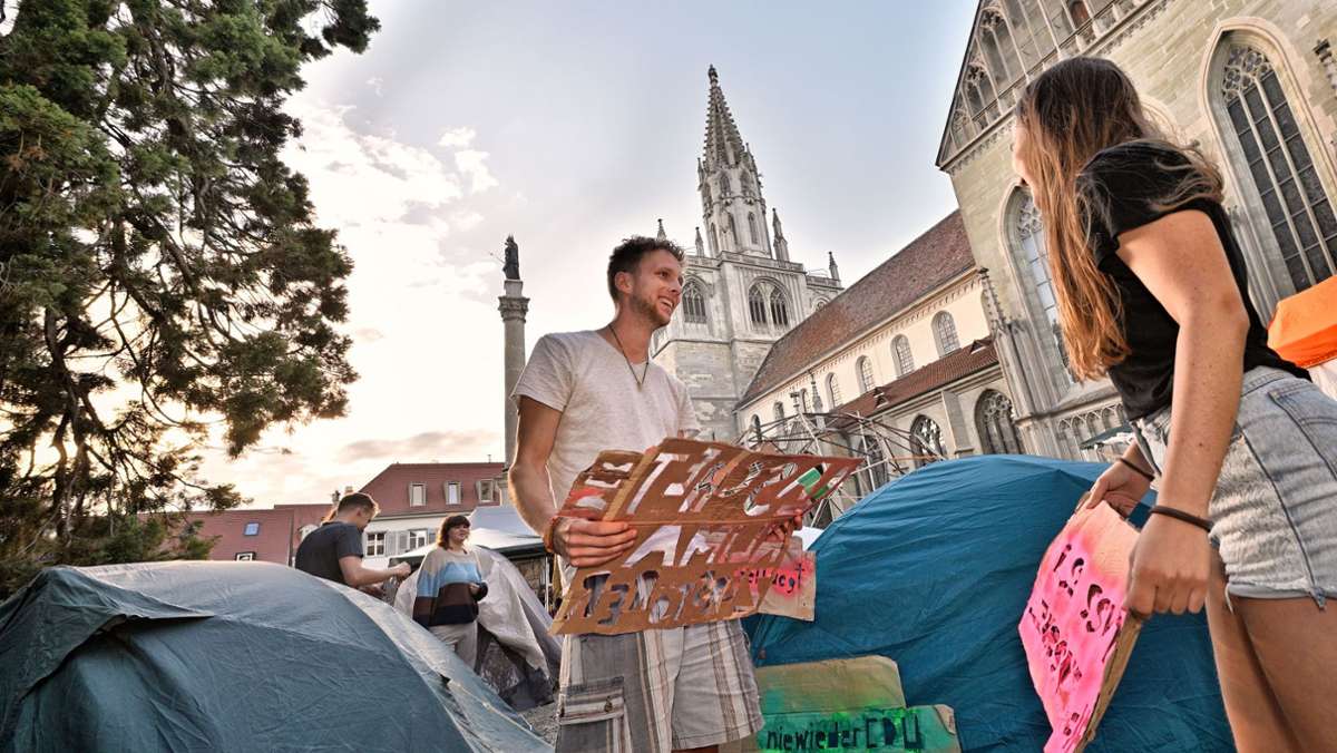  Seit Anfang August zelten die Aktivisten von Fridays for Future vor dem Münster in Konstanz. Auch ein Feuerangriff auf ihre Zelte bringt sie nicht von ihrem Protest ab. 
