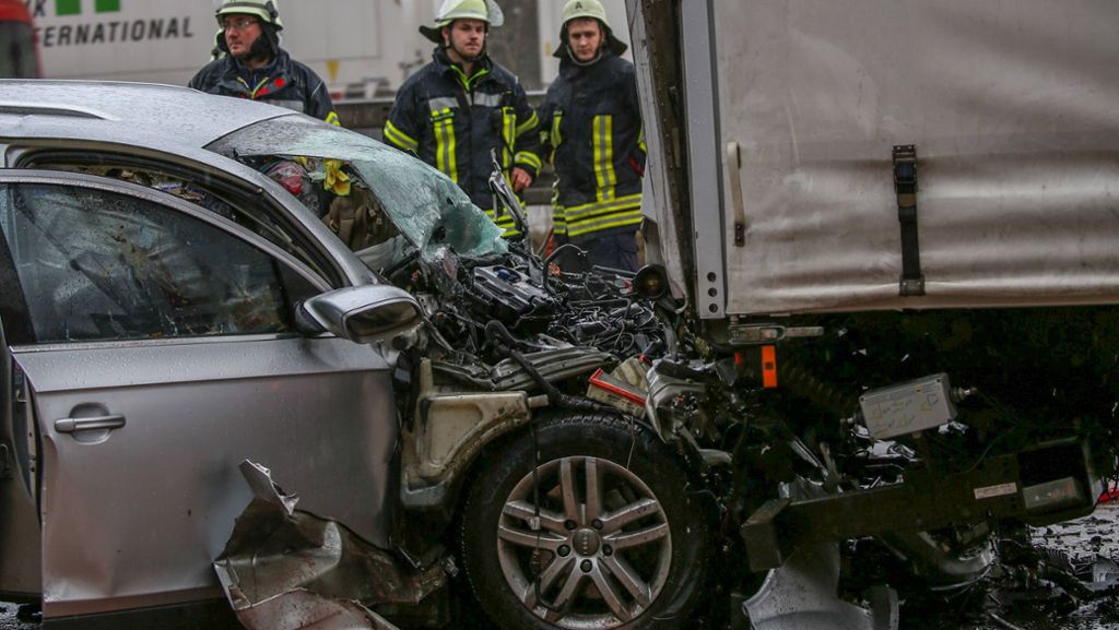  Bei einem schweren Unfall am Freitagmorgen auf der Autobahn 8 sind zwei Menschen schwer verletzt worden. Die Polizei geht davon aus, dass ein Audi-Fahrer das Ende eines Staus übersehen hat. 