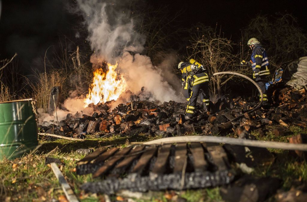 Mitte Dezember brannten zwei Holzstapel in Waiblingen – das Feuer war selbst von der nahen Bundesstraße noch zu sehen.
