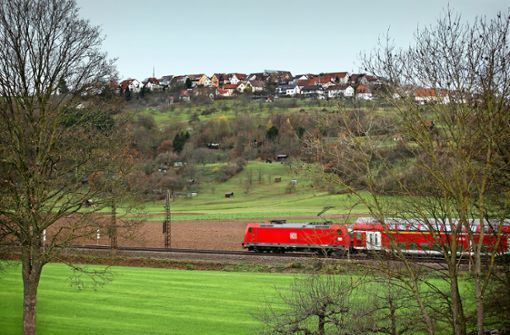 Für die   knapp 17 Hektar zwischen der Bahnlinie und dem Diegelsberger Hang soll der Flächennutzungsplan geändert werden, um dort Gewerbe anzusiedeln. Foto: Horst Rudel/Archiv