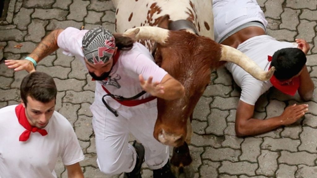  Übel ausgegangen ist die alljährliche Stierhatz in Pamplona für einen 52-Jährigen. Er wurde von einem Bullen auf die Hörner genommen und verletzt. Das blutige Wettrennen mit den Stieren dauert noch bis kommenden Montag an. 