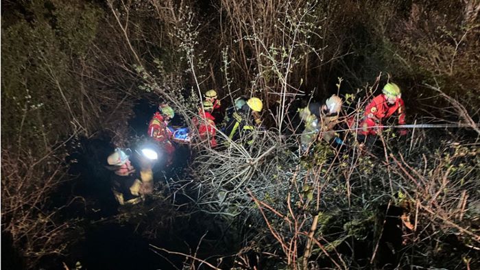Feuerwehreinsatz in Stuttgart-Süd: Person stürzt Abhang hinunter – Höhenretter rücken an
