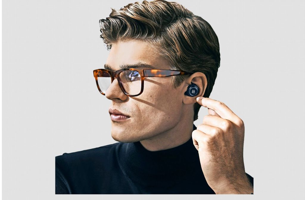 Kopfhörer werden immer kleiner und lassen sich ins Ohr stecken – „true wireless“ genannt. Sie arbeiten mit Bluetooth – wie dieser von Bang & Olufsen. Mit den meisten Modellen kann man auch telefonieren.