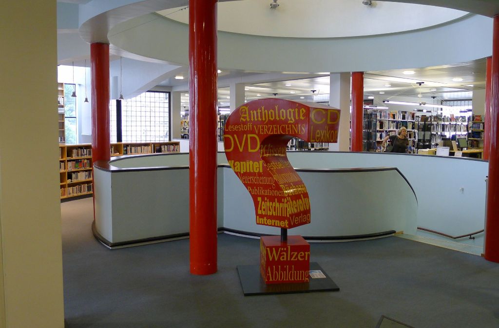 Fragezeichen-Skulptur stand im Jahr 2012 in der Bücherei.