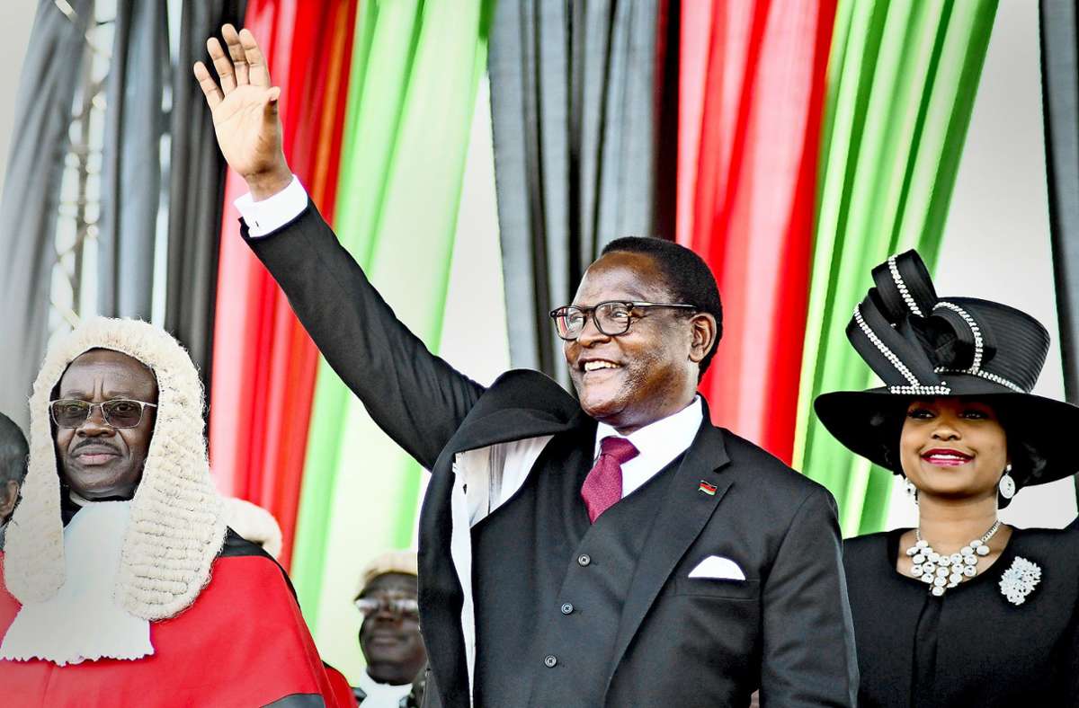 Lazarus   Chakwera (Mitte) ist der Sieger der Präsidentenwahl in Malawi. Foto: AP/Thoko Chikondi