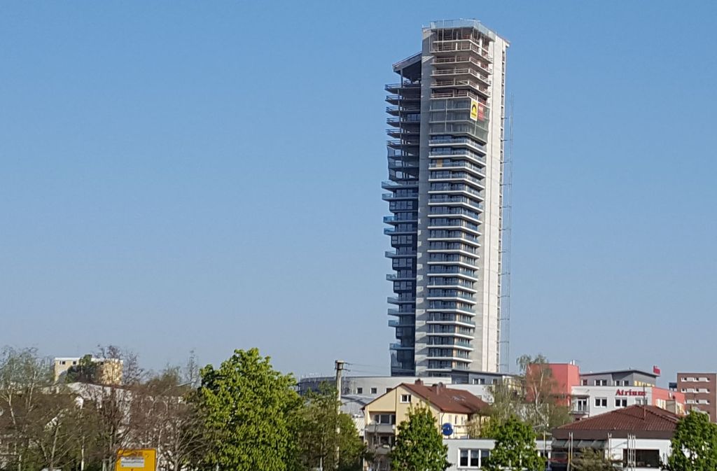 Der halb fertige Gewa-Tower ragt aus der Fellbacher Bebauung heraus.